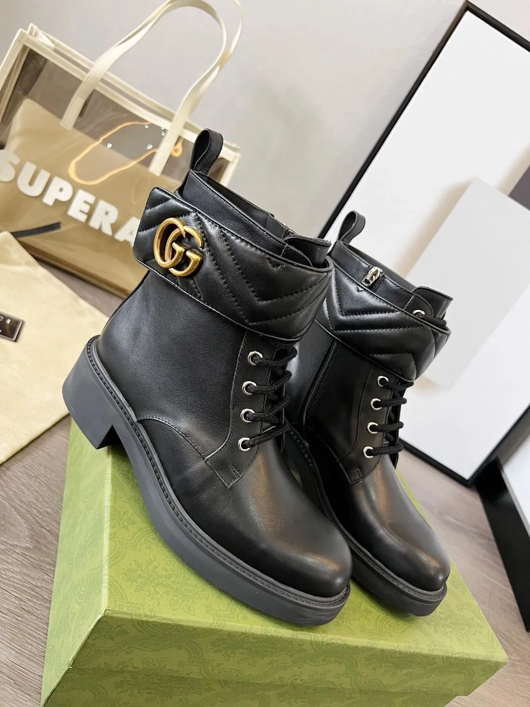 👟👟Ex-factory price 560👟👟 Autumn and winter GUCCI double G ankle boots original model opening✅ Full oil edges and metal chain details, a pull strap at the back for easy putting on and taking off, elastic design on both sides, full of high-end sense [strong] Fabric: cowhide🐂 Inner/foot pads: high-end cowhide🐂 Little Bee GUCCI TPU outsole Heel height 4cm Color: black Code number: 35-41 (41 needs to be customized) Packaging: Comes with card and cloth bag.